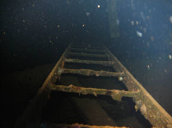 Uma das escadas que levam ao interior do Hilma Hooker, no sul de Bonaire